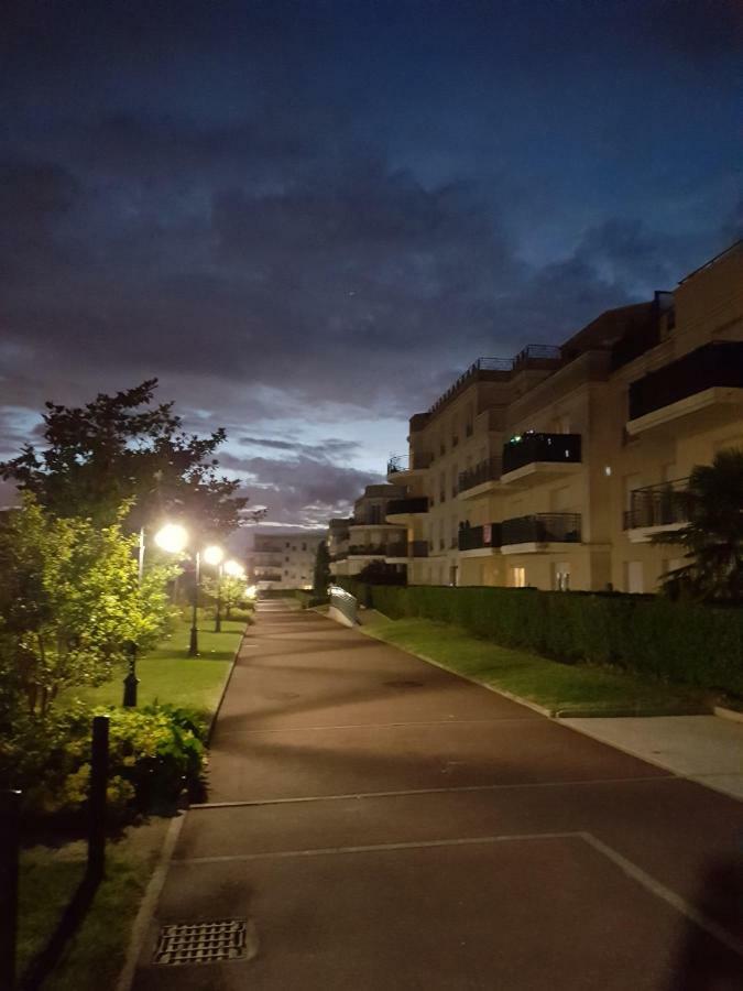Sweet Apartment In Front Of Disneyland'S Castel Montevrain Bagian luar foto